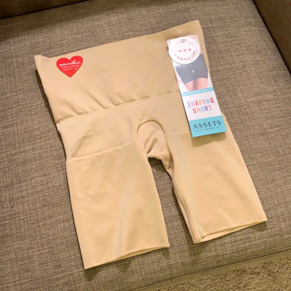 *SOLD* NWT Spanx shaping short - Never worn